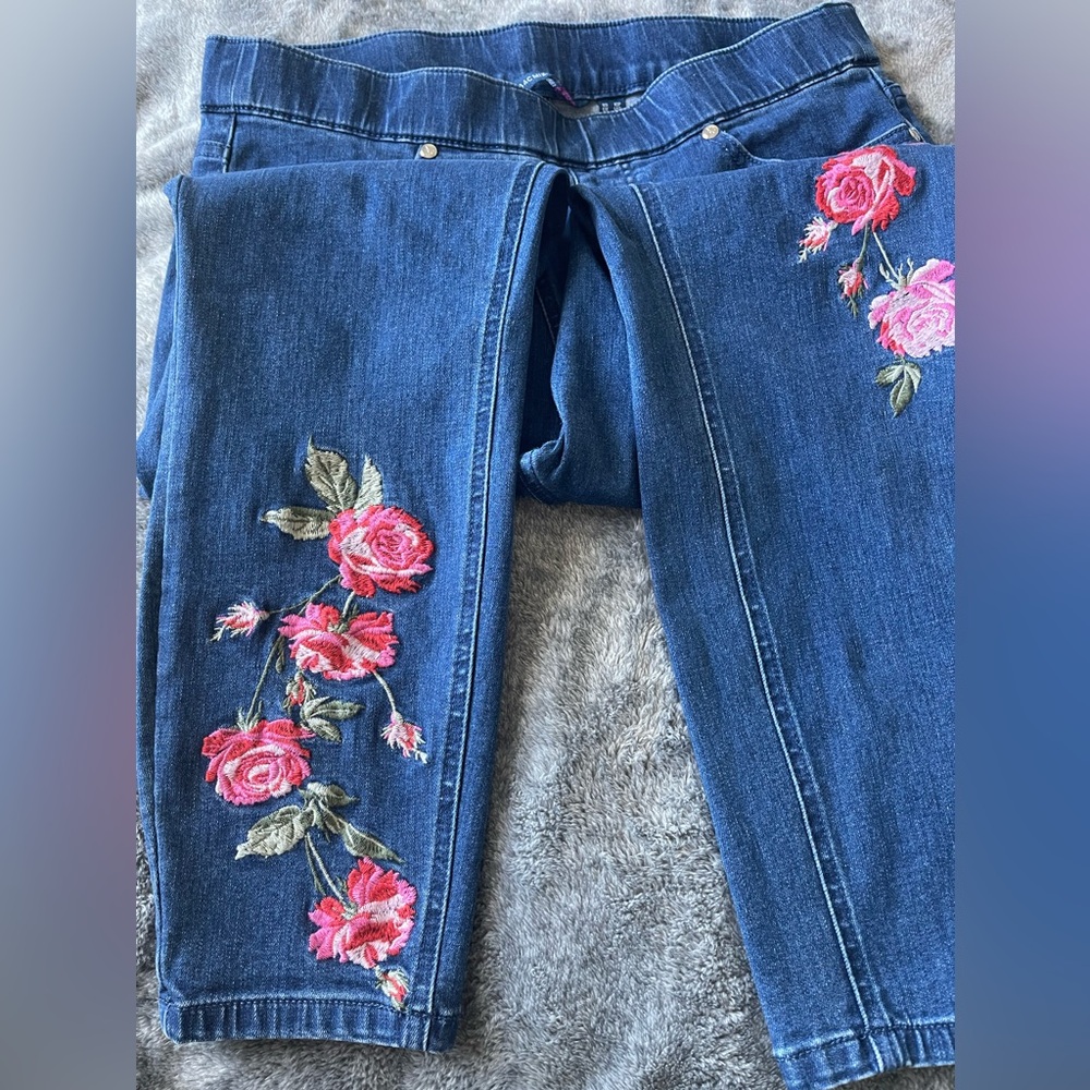 Isaac Mizrahi embroidered pull on jeans